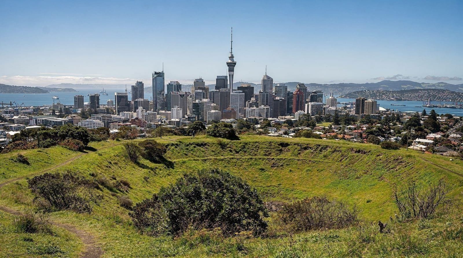 Auckland packing list: what to bring by season — A complete Auckland packing list by season, covering sun protection, layers, foo